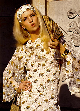 El diseador de moda alemn Torsten Amft tambin disea y fabrica ropa y la cabeza de banda para que coincida con su coleccin de ropa. Se trata de piezas para una buena clientela.