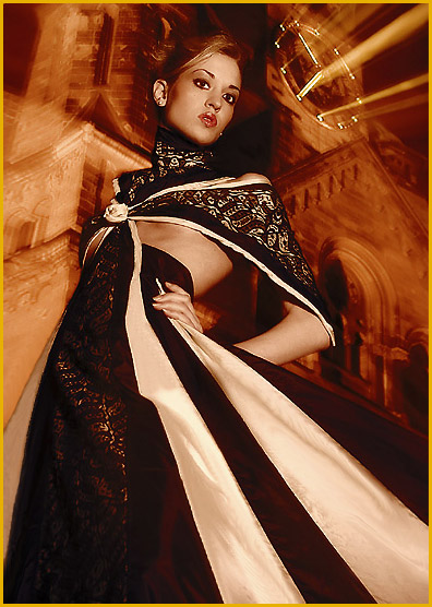 El modelo de moda Vera Gafron en una de color negro - crema tnica de gala con una mano textiles Rose flor de diseador de moda alemn Torsten Amft de Berln.