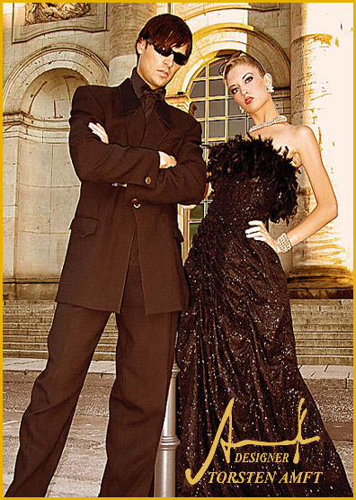 La modelo internacional Vera Gafron en un gran negro vestido de gala a mano con el marco de un penacho de diamantes y cristales y hombre modelo Marcel Haas en un traje negro de seda con collar fabricados por el diseador de moda alemn Torsten Amft de Berln.