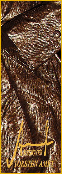 Vista detallada de la estructura de la capa impermeable a la lluvia animal ptica fabricados por el diseador de moda alemn Torsten Amft - Berln.