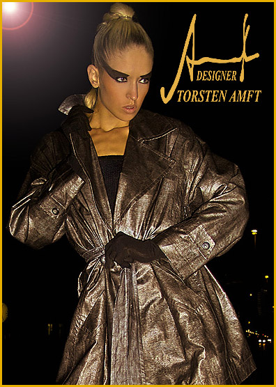 La modelo internacional Vera Gafron en un lujoso abrigo impermeable a la lluvia animal ptica del diseador de moda alemn Torsten Amft de Berln - catlogo de la publicidad.