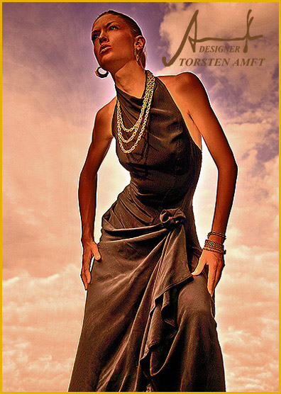 La modelo internacional Vera Gafron en un negro vestido de verano en textiles de seda salvaje con drapeado en la cadera. Esta creacin es fabricado por diseador de moda alemn Torsten Amft de Berln.