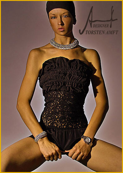 La modelo internacional Vera Gafron en un vestido negro de cctel con un francs de diseador de moda alemn Torsten Amft.