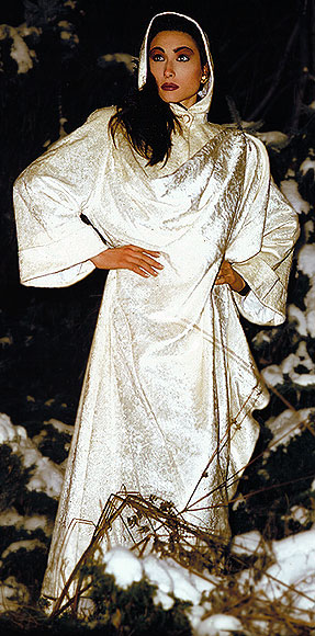 Lujo diseador escudo con una capucha hecha en el 'estilo romntico' puplicity para celebraciones o eventos de la coleccin 'Alemania, un cuento de invierno' por la categora 'arte alemn moda' de una fina crema de color mongoles cachemir