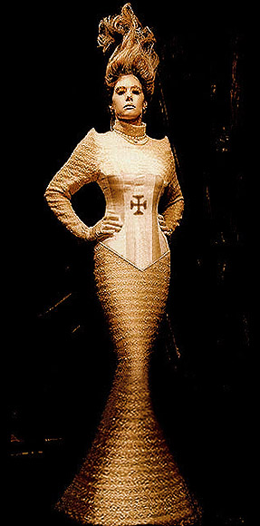 Traje vanguardista del diseador en cachemira y seda del duchesse con el empleo del ramillete en el estilo del elitista de la coleccin 'Templar nuevo' con la cruz del bordado de la columna 'arte alemn de la manera' cre por los diseadores de manera alemanes Torsten Amft