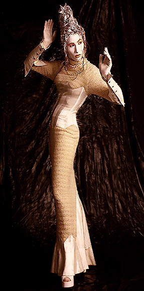 Traje de lujo progresivo de la coleccin 'Alemania - un cuento de hadas del invierno' de la categora 'arte alemn de la manera' hecho de la cachemira y de la seda del duchesse con los hilos de rosca del oro